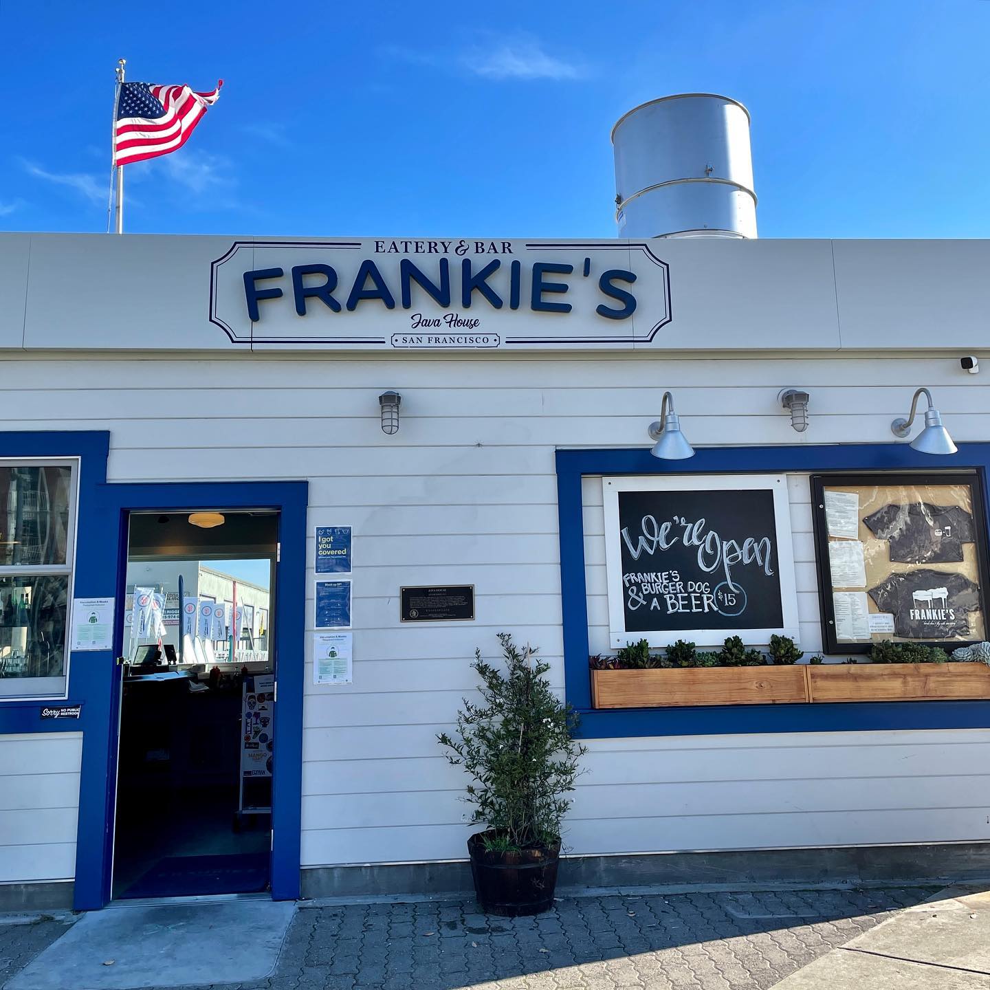 Outdoor brunch by the water at Frankie’s Java House 🥞